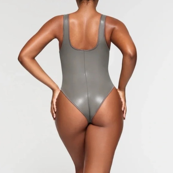 SKIMS RUBBERIZED SCUBA SWIM SCOOP NECK ONE PIECE in Grey Chalk - Picture 2 of 6